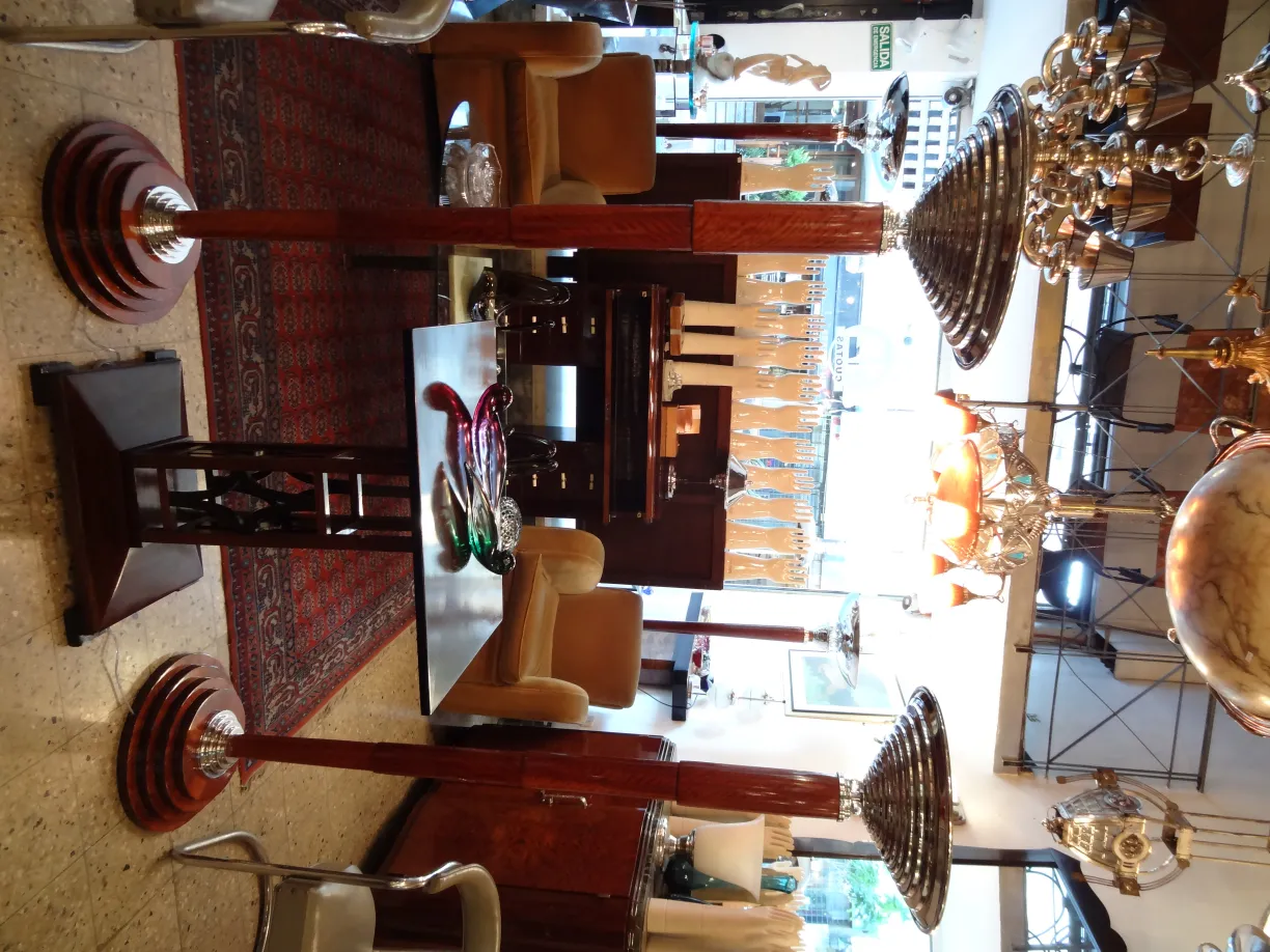 hermoso cristal de murano con colores vivos y formas elegantes en un ambiente antiguo