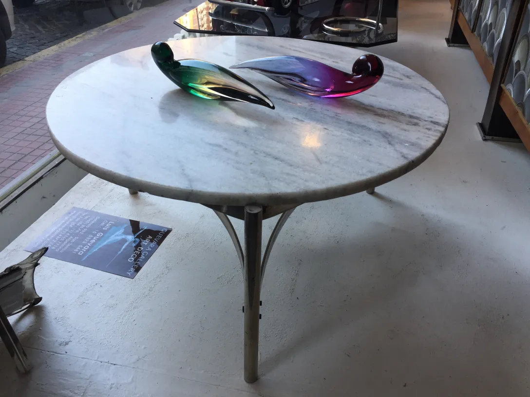 sculptures en cristal de murano sur une table ronde en marbre