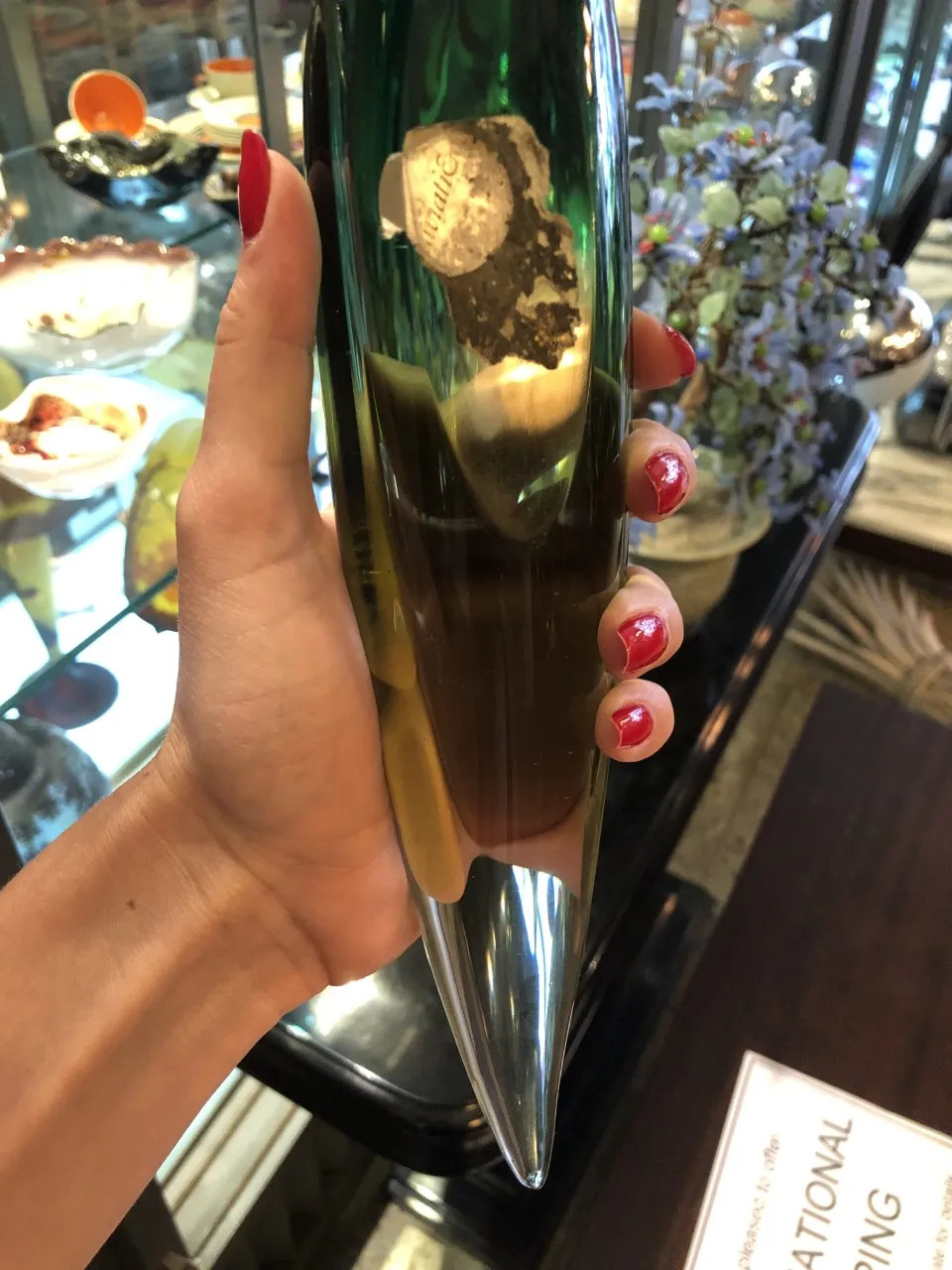 pièce de cristal de murano en forme de cône, verte et transparente, entourée d'antiquités