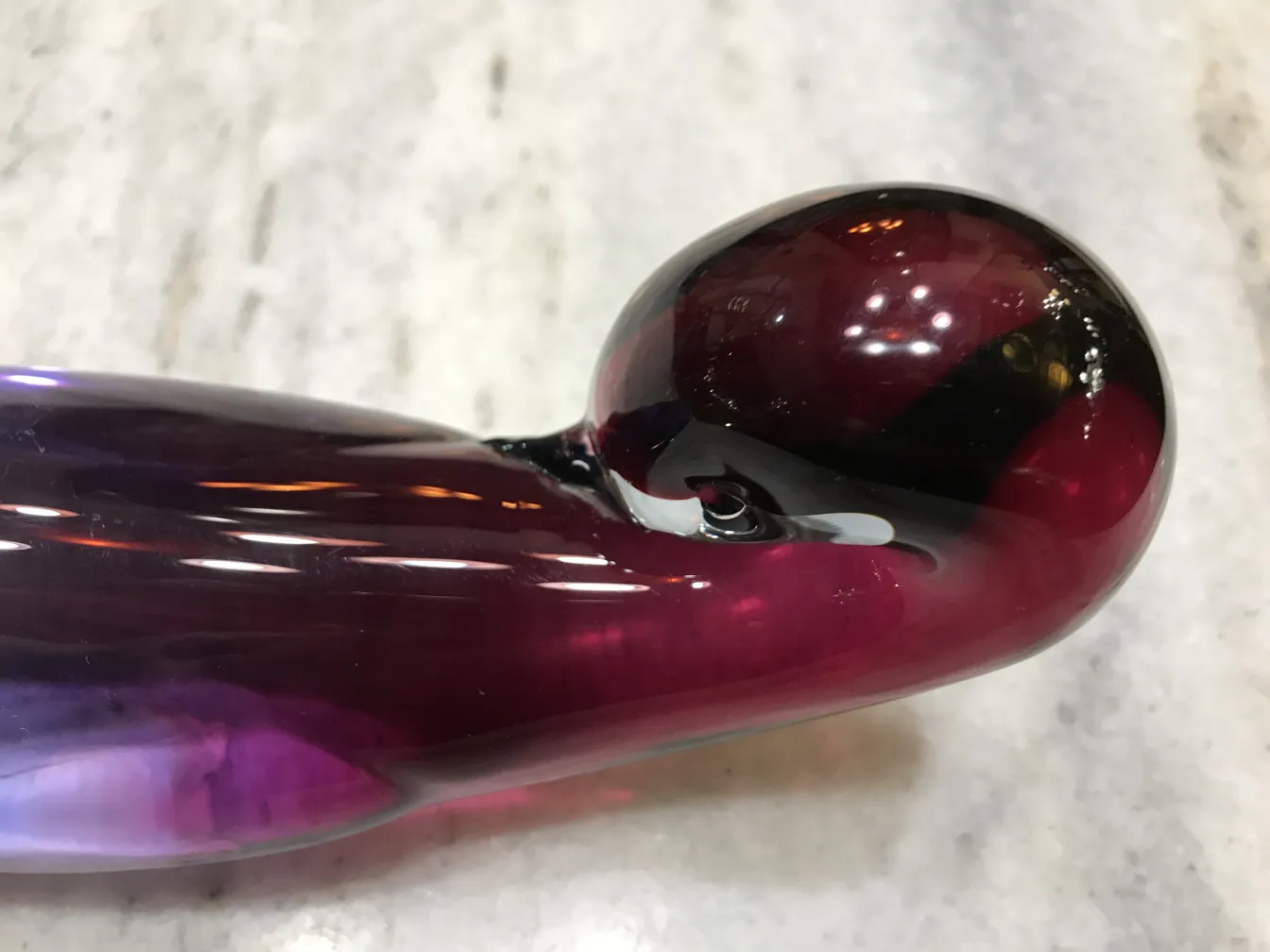 古老的穆拉诺玻璃细节，紫色调