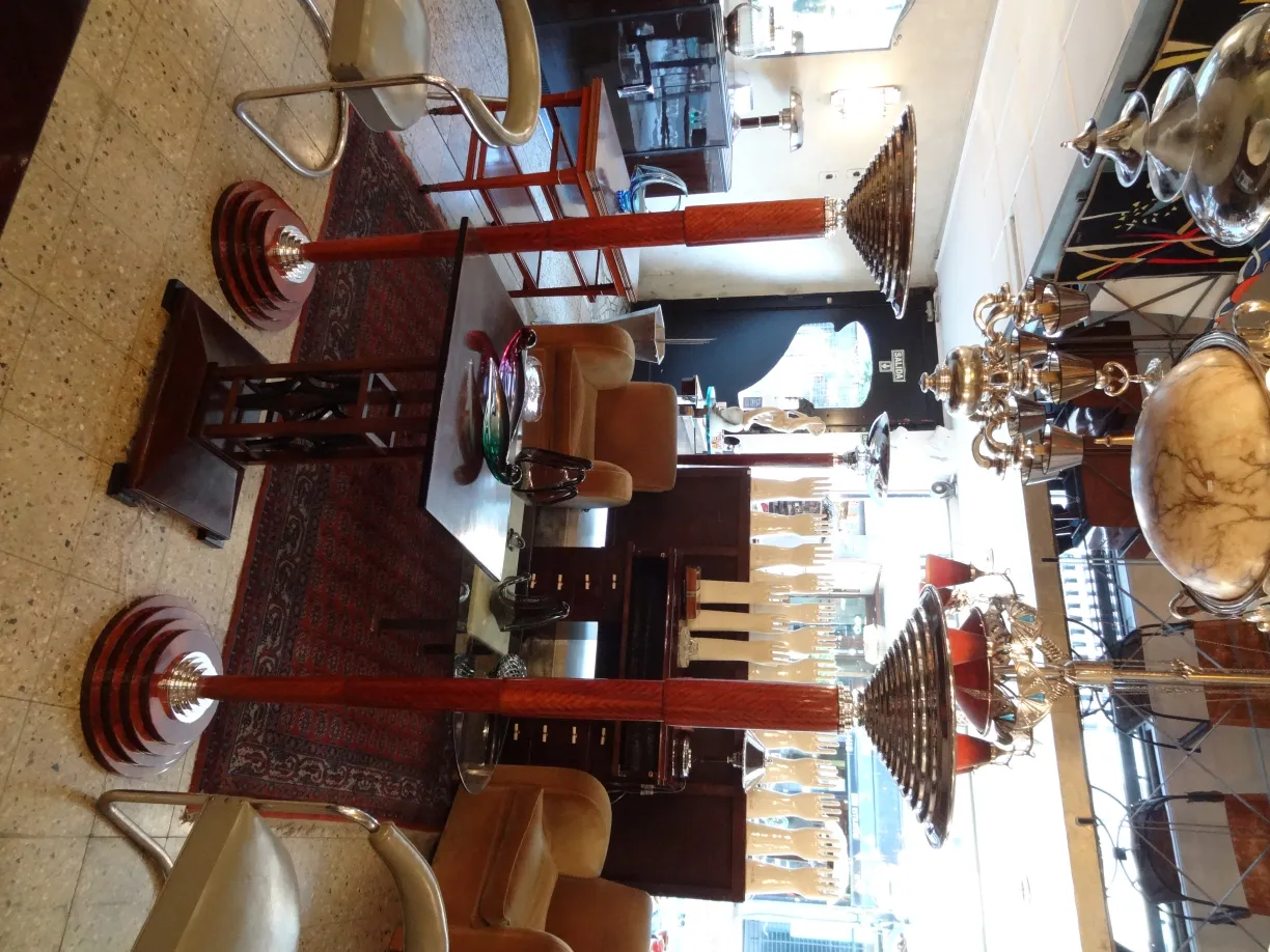 Vista di un antico vetro di Murano colorato in un ambiente vintage