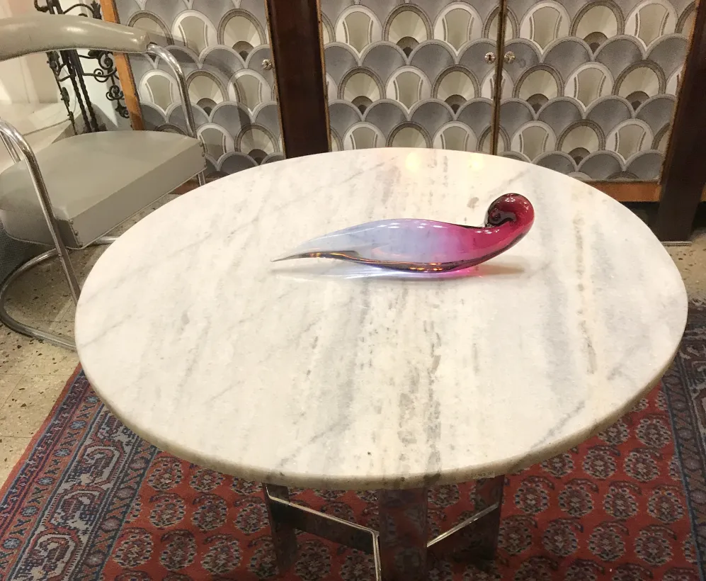 Pássaro decorativo de cristal de Murano sobre mesa