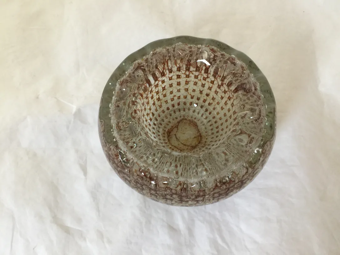 schale aus murano-glas mit künstlerischem design und sanften farben