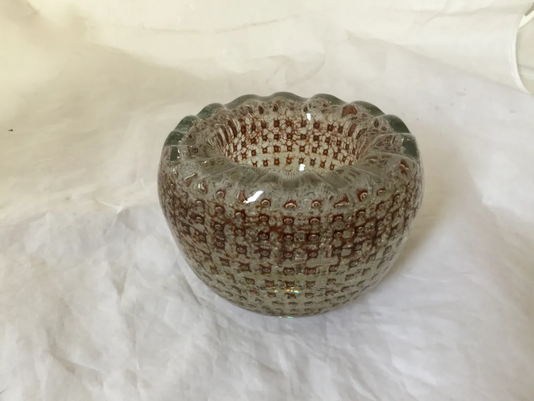 bowl de cristal de murano con diseño detallado y colores suaves