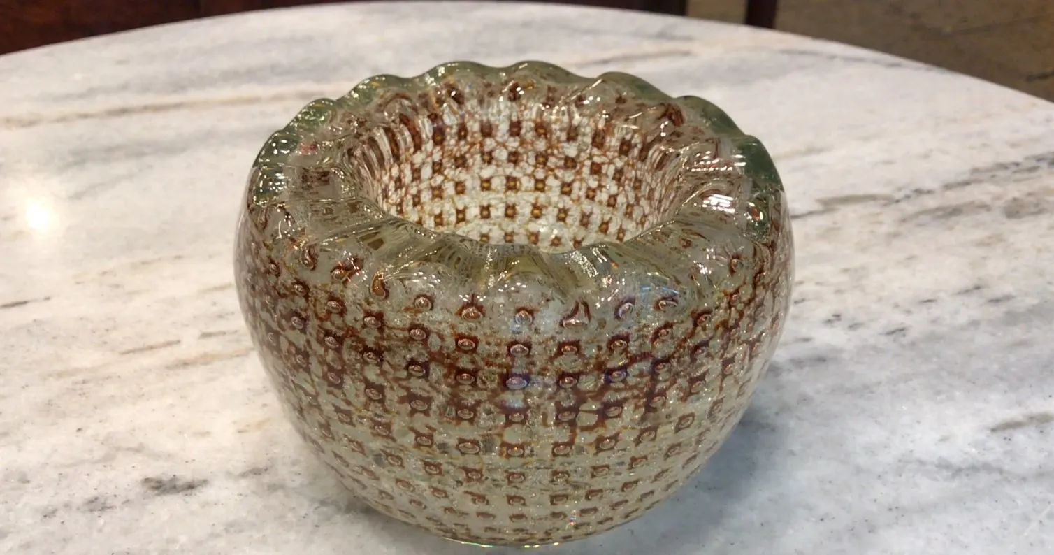 Cristal de Murano antiguo con patrones en tonos claros y oscuros