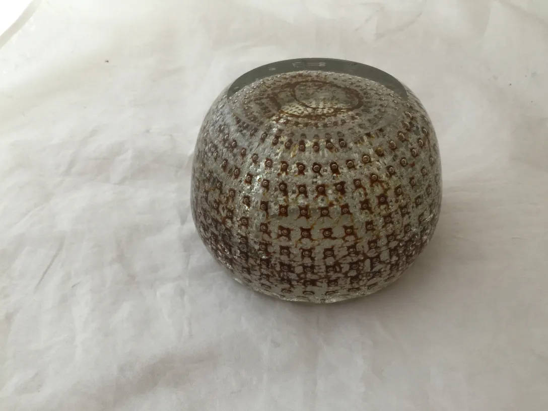 Sfera di vetro di Murano antico con motivo a punti in colori chiari e scuri.