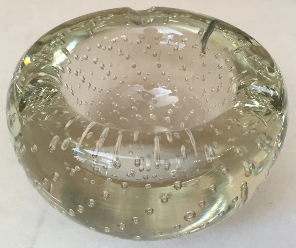 Cinzeiro antigo de cristal de Murano com bolhas em destaque, perfeito para decoração