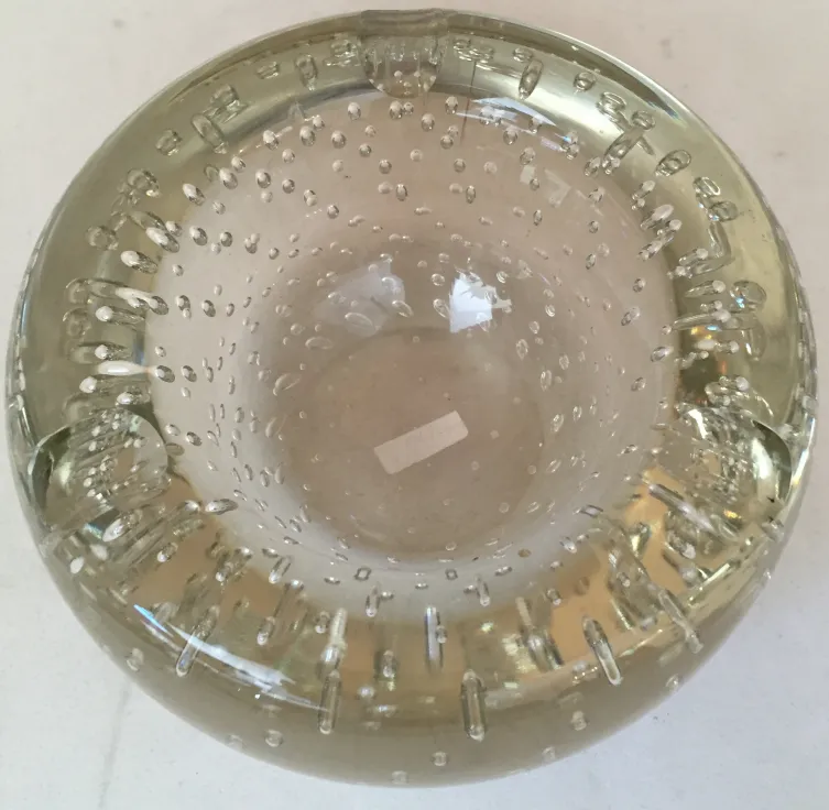 古老的穆拉诺玻璃，带有气泡和独特的形状。