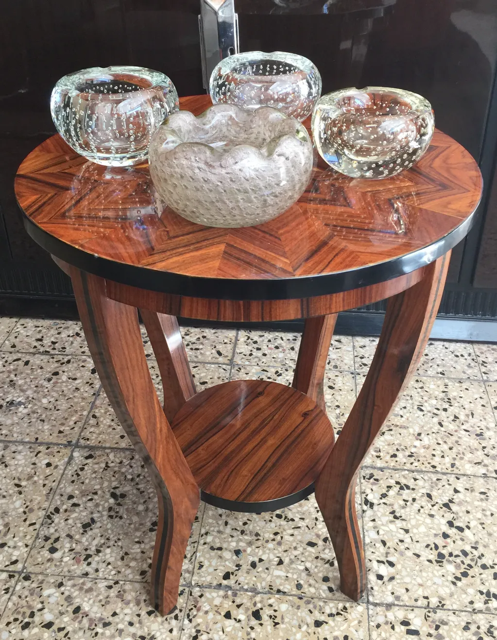 Trois anciens cristaux de Murano sur une table en bois