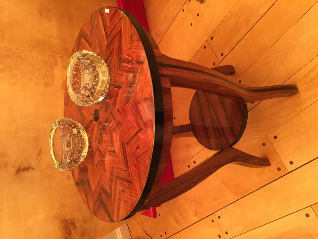 deux bols en cristal de murano sur une table ancienne