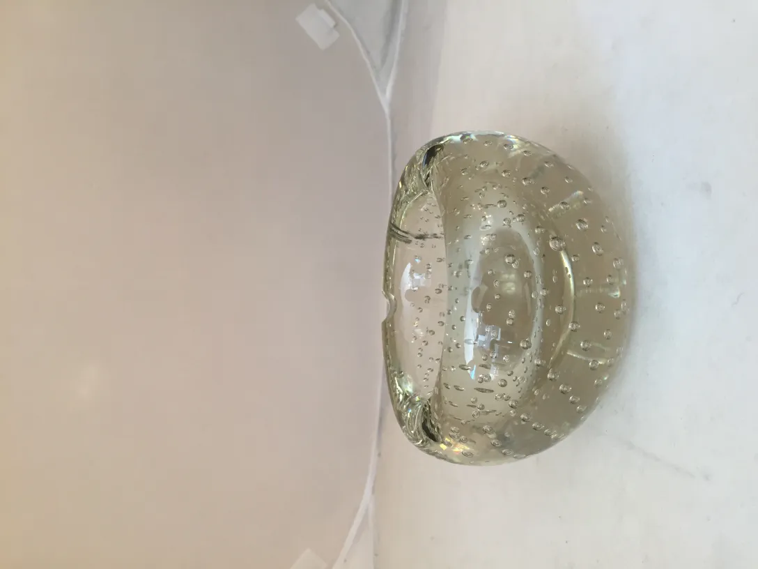 Vetro di Murano antico con bolle sulla superficie