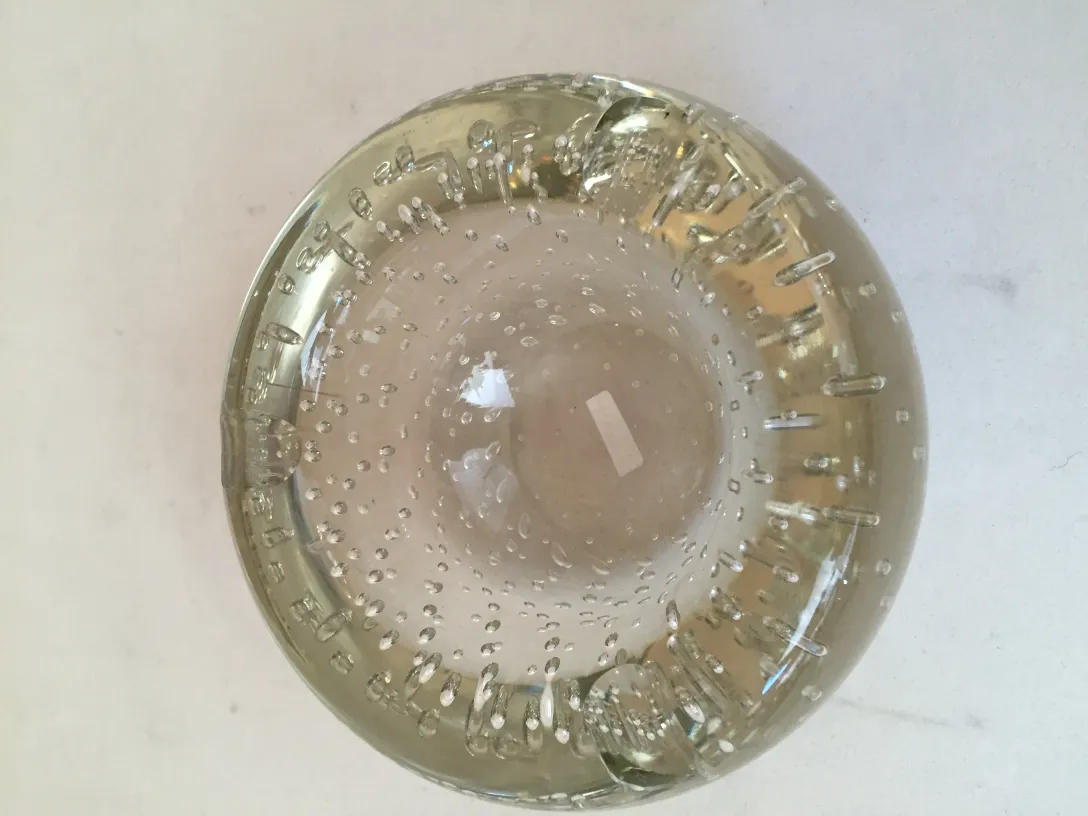 pièce ronde en verre avec des bulles décoratives