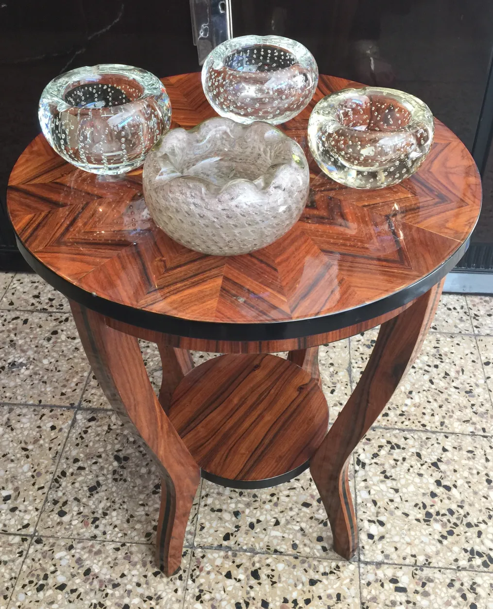 cuatro piezas de antiguo cristal de murano en mesa de madera