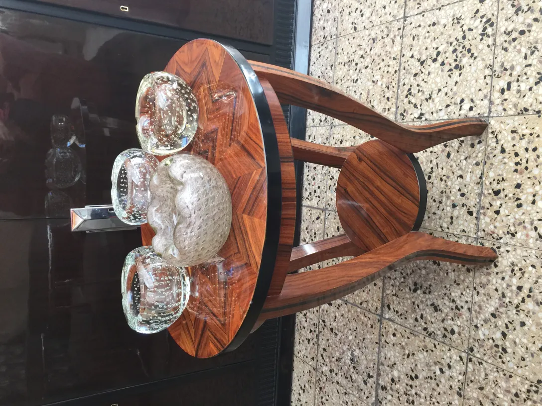 quatre pièces anciennes de cristal de murano sur une table