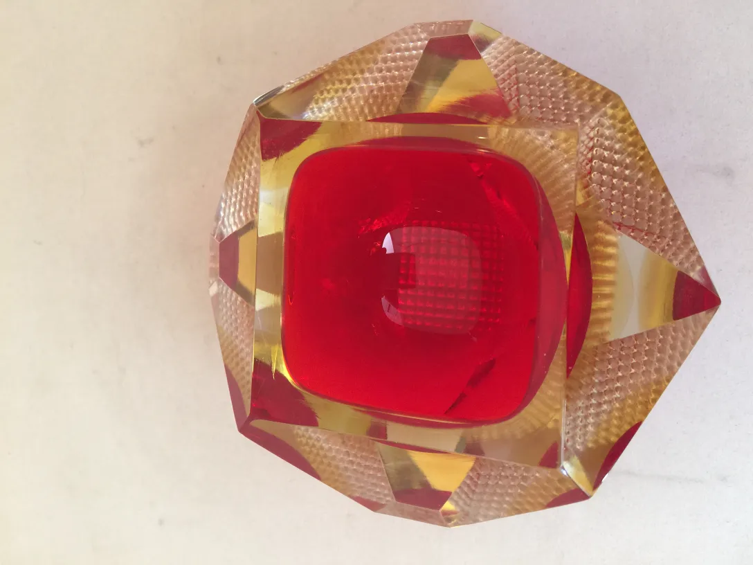 Cristal de Murano rojo con diseño facetado brillante