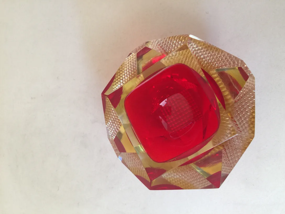 Cristal de Murano rouge brillant avec un design attrayant