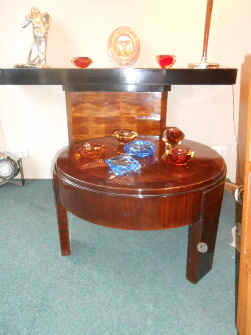 cristal de murano antigo em várias formas sobre a mesa