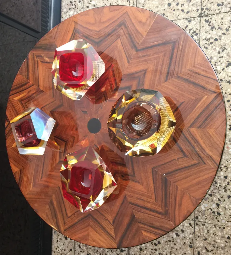 cristal de murano décoratif avec des formes frappantes sur table