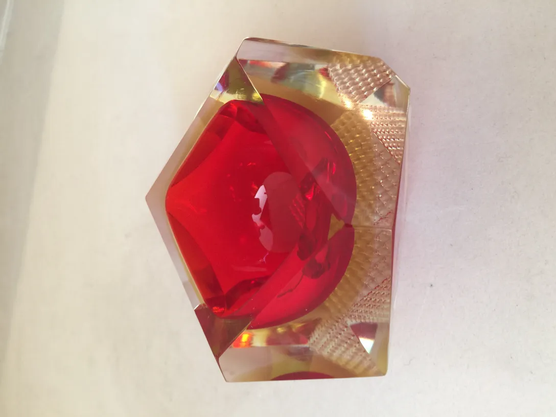 Antikes Murano-Glas mit origineller Form und leuchtenden Farben.