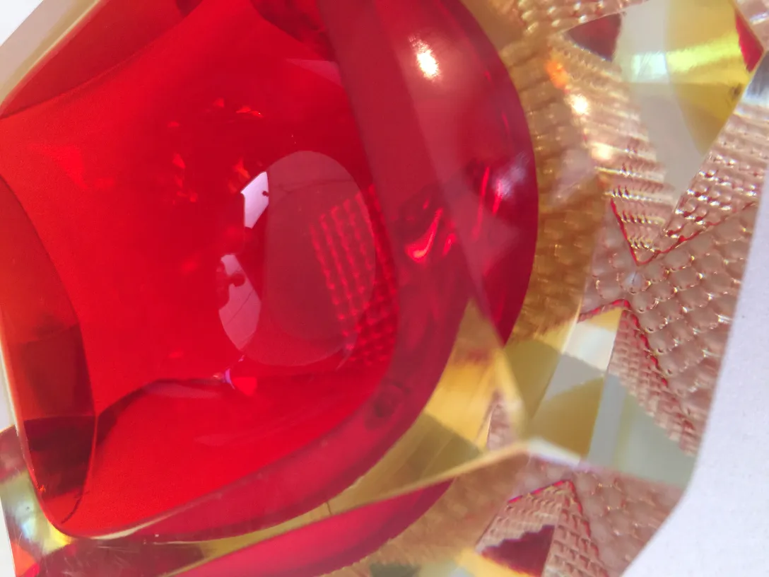 Antikes Murano-Glas in dekorativen Rot- und Gelbtönen.