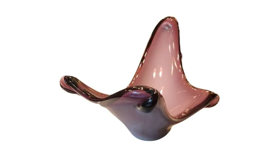 ピンクのトーンの古いムラーノガラスの装飾品