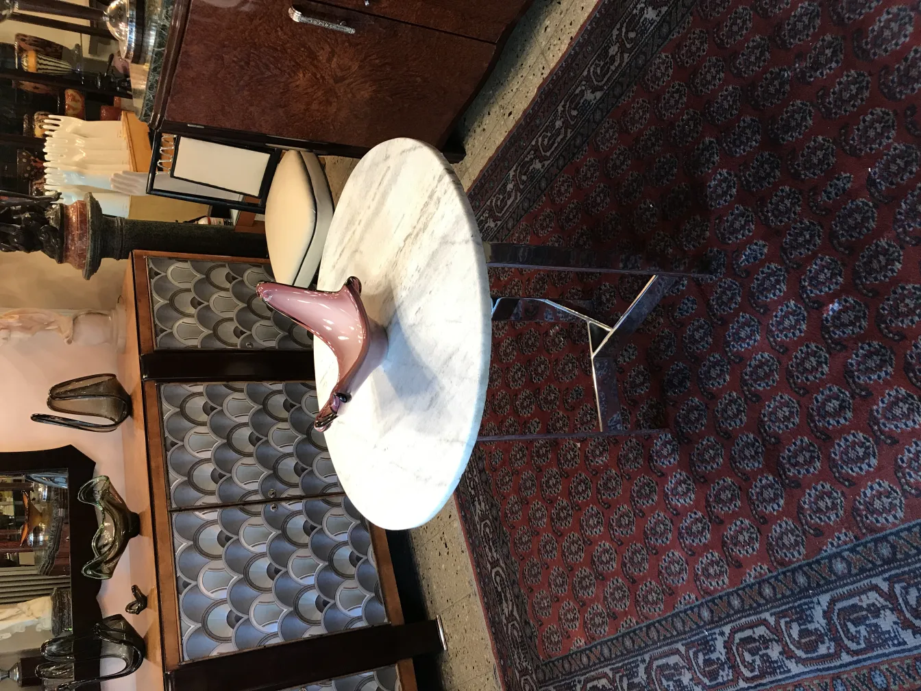 vase antico in vetro di Murano su tavolo