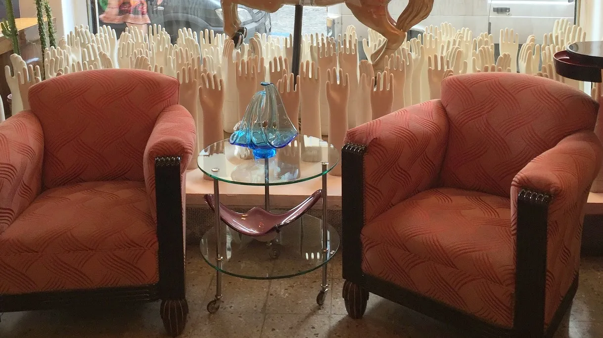 ancien cristal de murano bleu sur une table avec des chaises