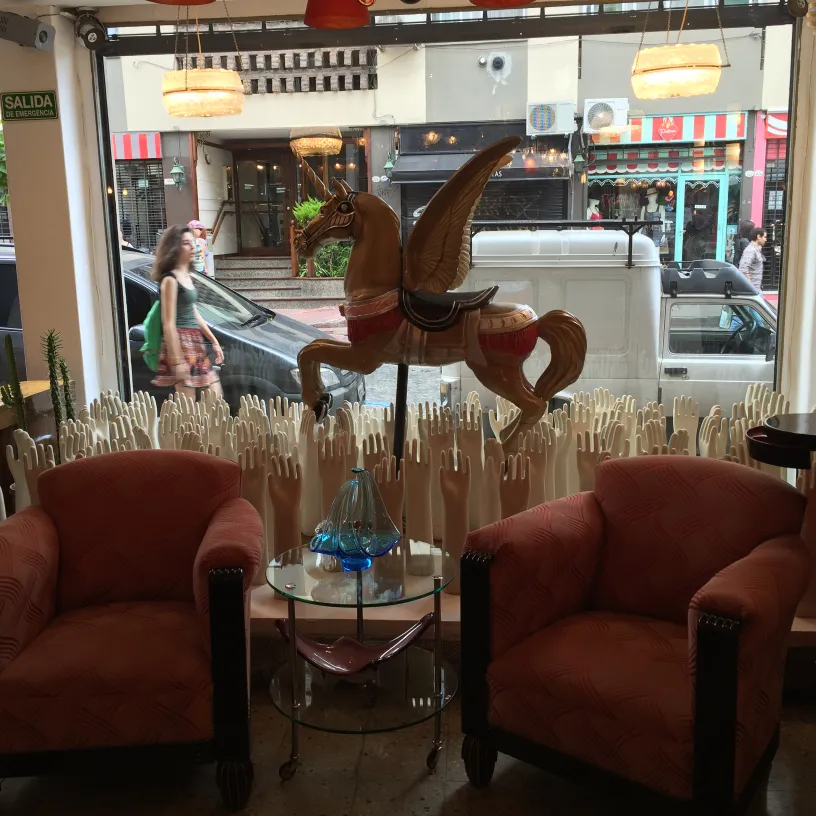 优雅形状的蓝色穆拉诺玻璃花瓶，放在复古环境中