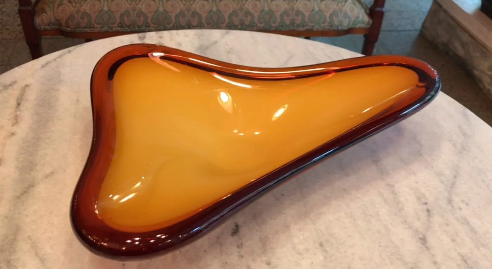 foto di un antico vetro di Murano giallo su un tavolo