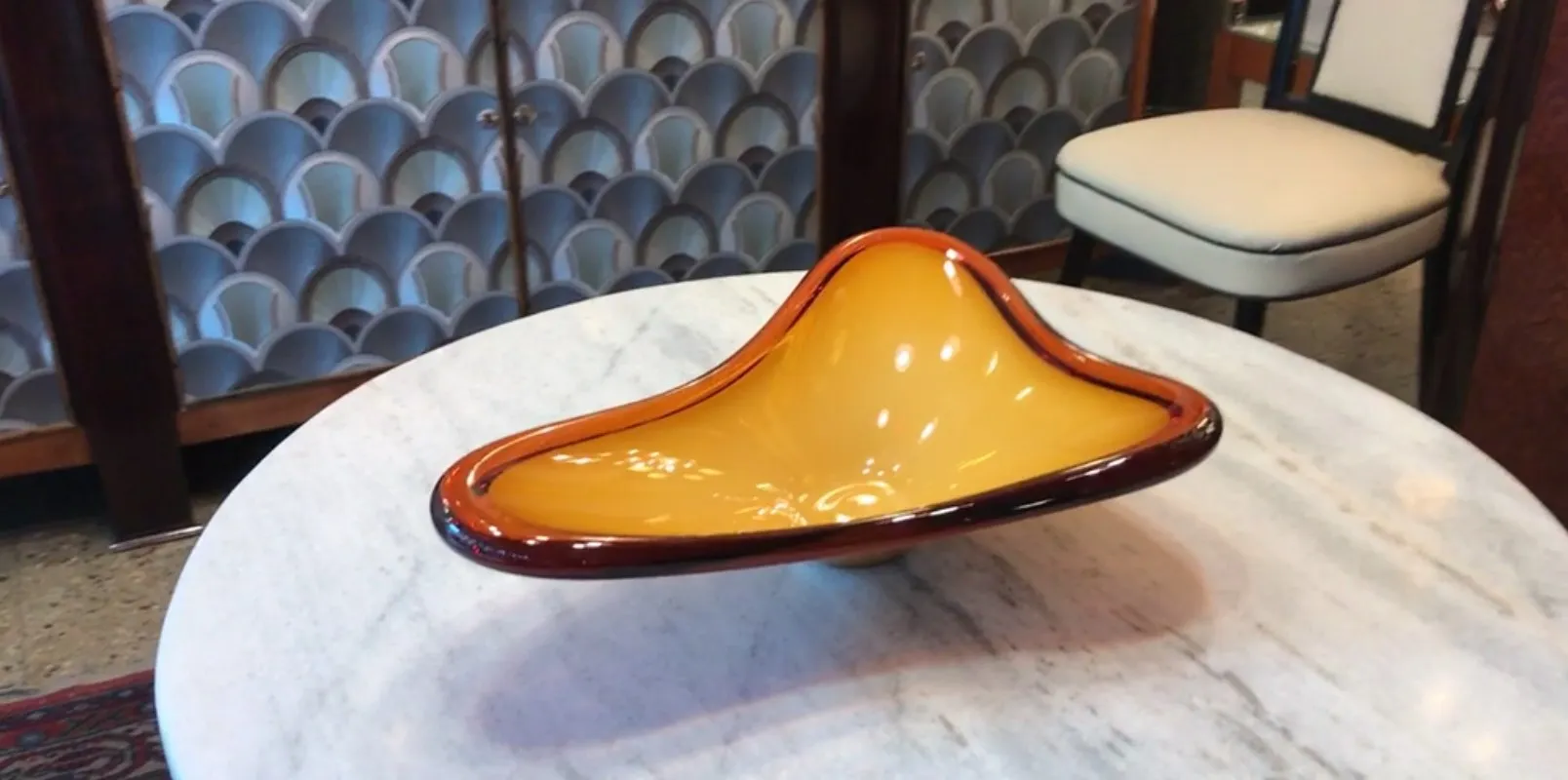 Colorido cristal de Murano con forma elegante sobre mesa