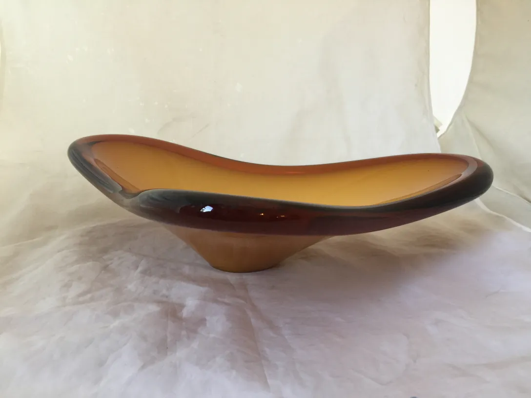 elegante recipiente en forma de arte antiguo en tonos ámbar