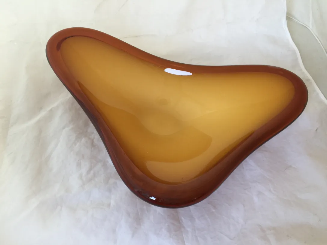 bowl de cristal de murano en tonos ámbar con borde oscuro
