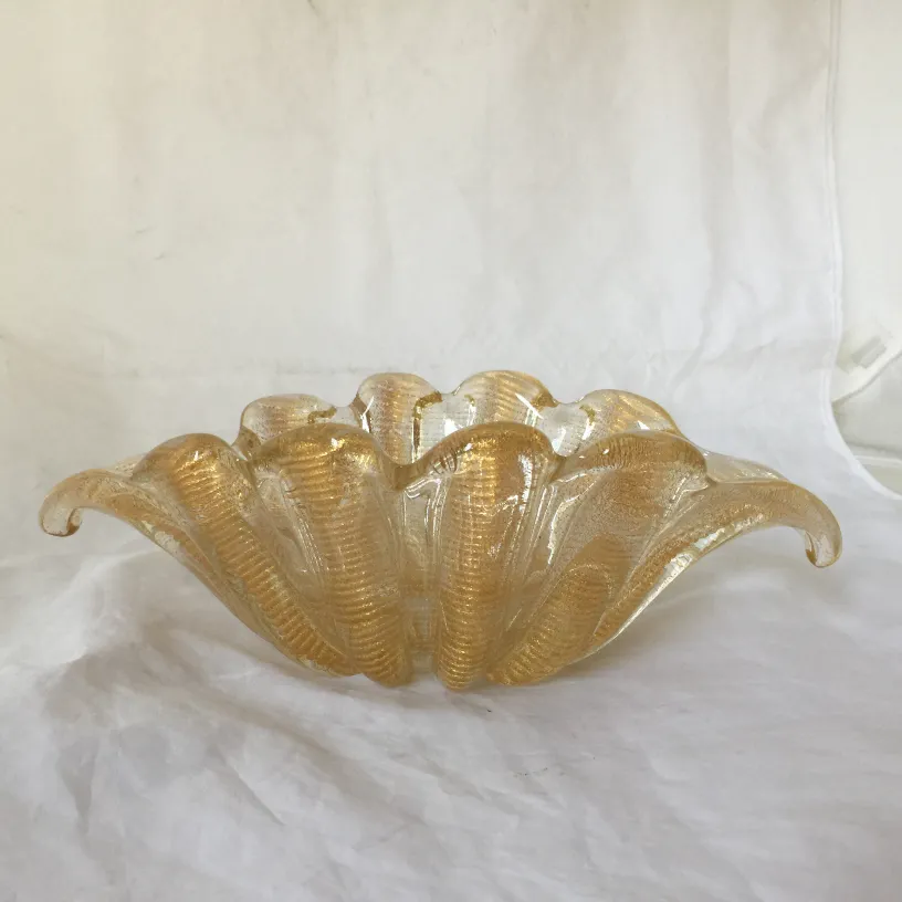 美丽的穆拉诺玻璃波浪形状和金色细节，完美的装饰品