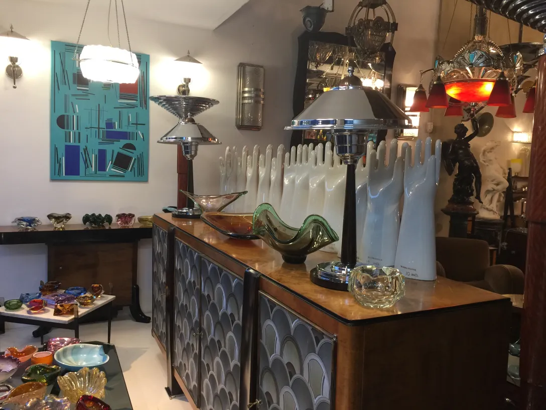 Antiquariato in vetro di Murano in una vetrina, colori vivaci, decorazione elegante.