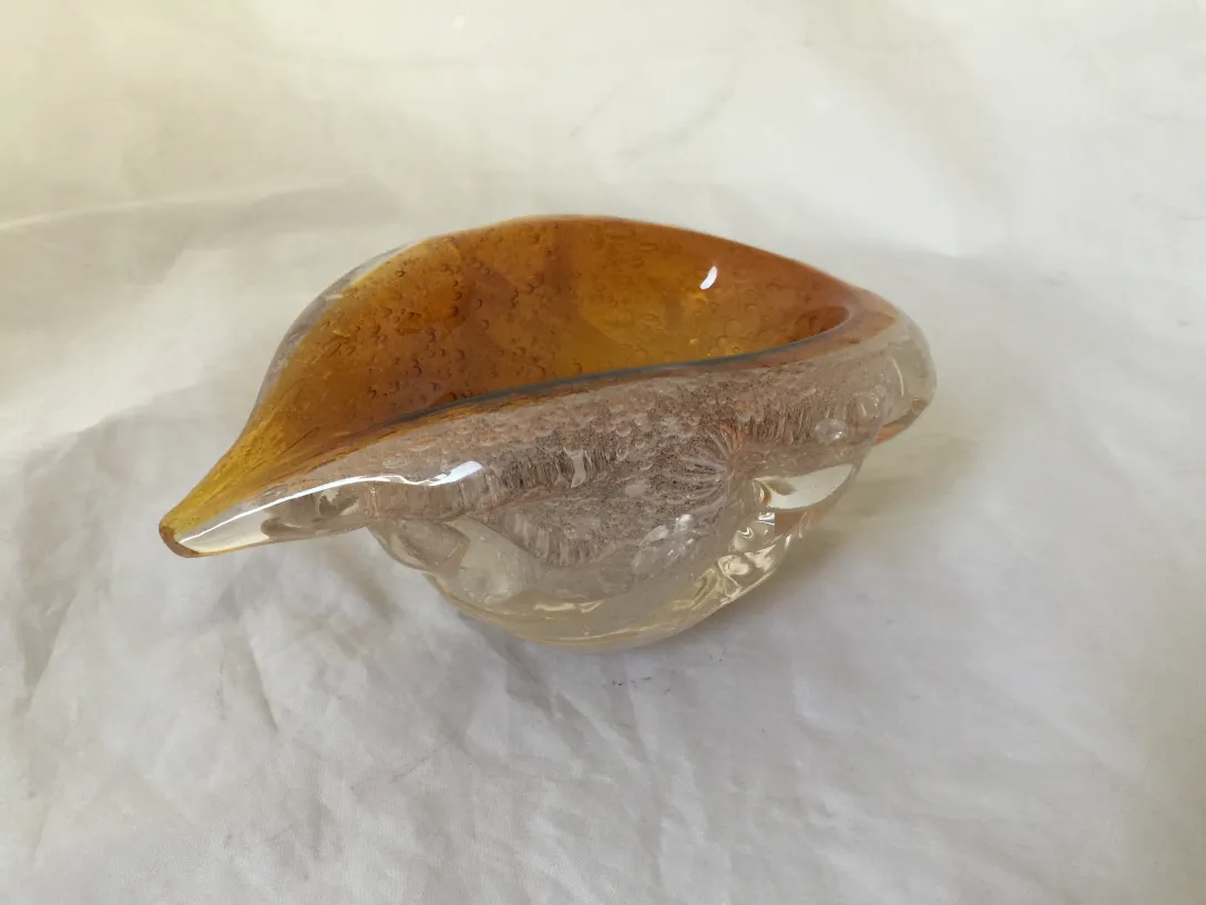 alte Murano-Glas-Schüssel mit bernsteinfarbenen Tönen