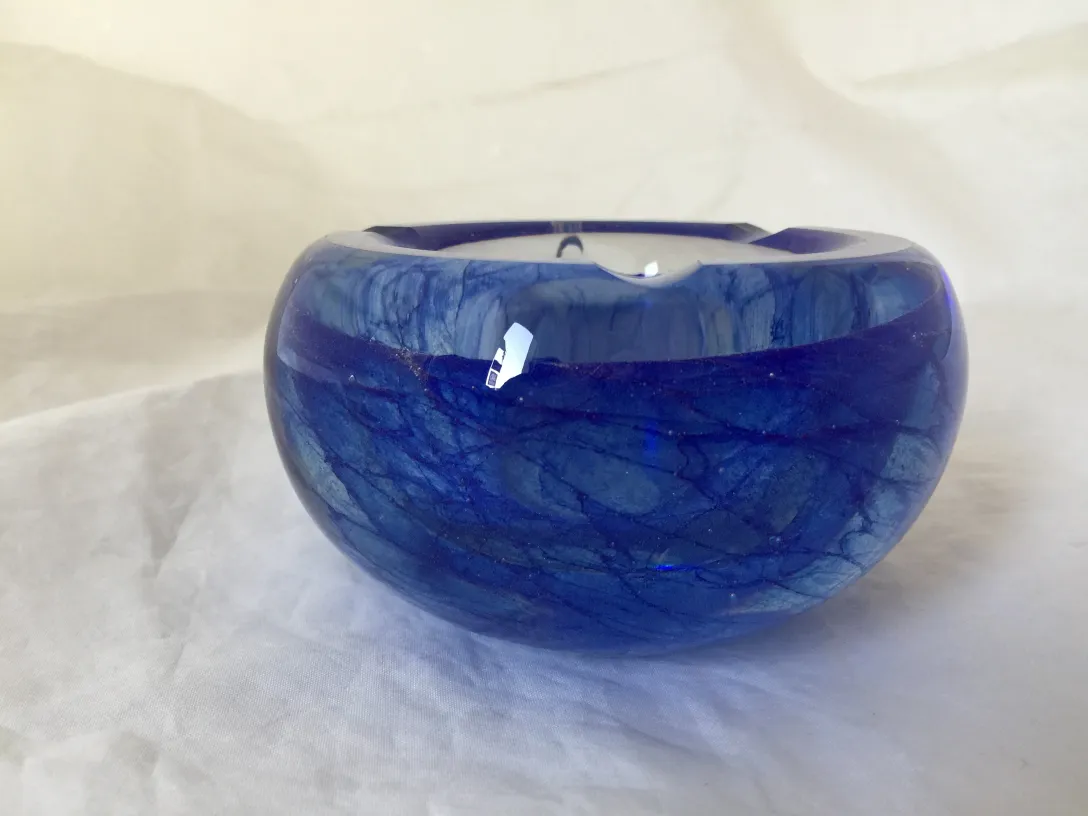 linda antiguidade de cristal de murano azul brilhante, forma redonda