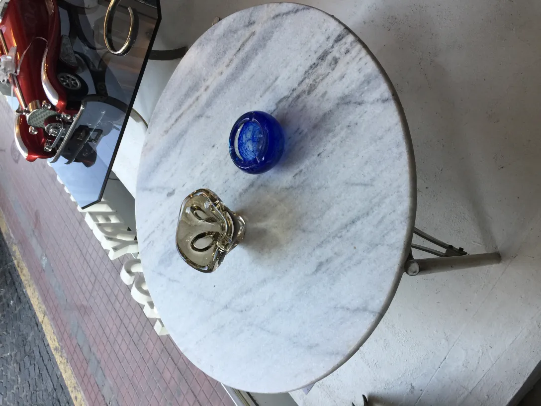 murano-glas dekoration auf einem weißen tisch