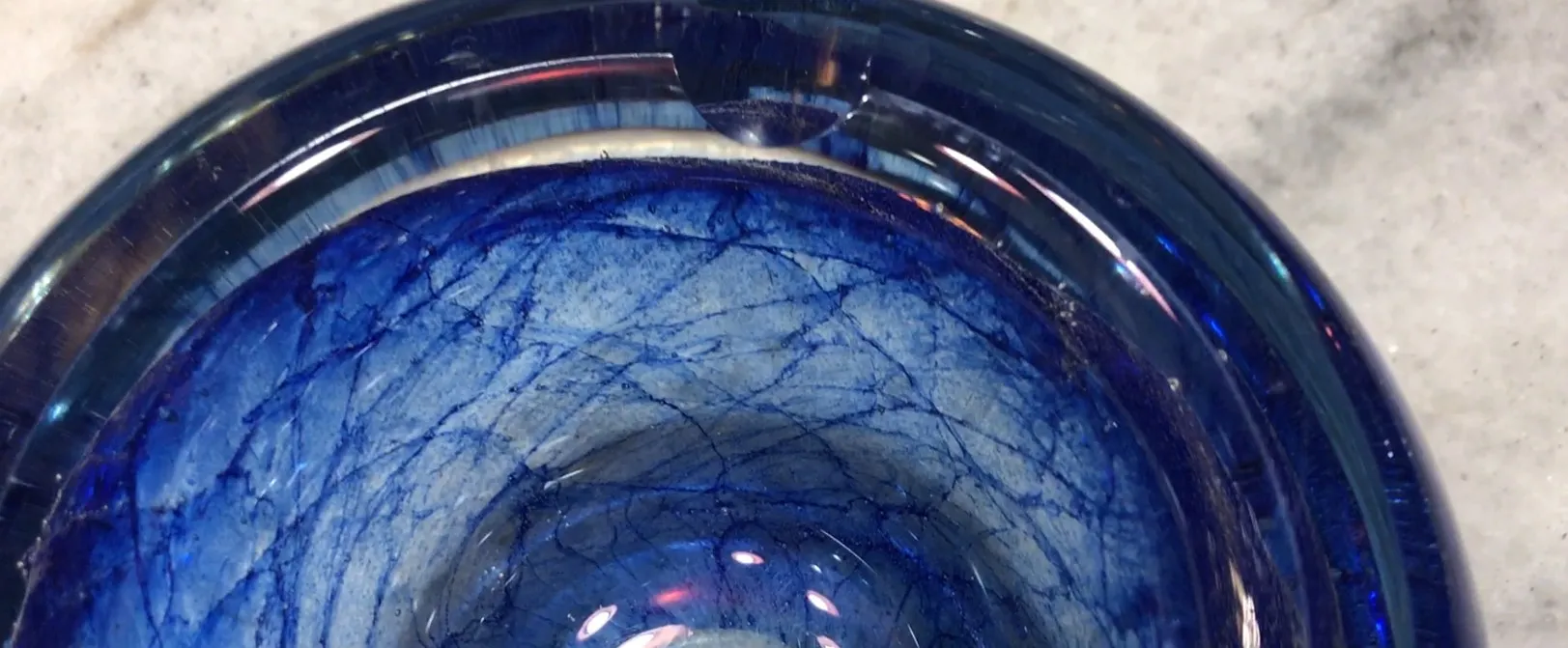 peça antiga de cristal de murano azul com textura ondulada