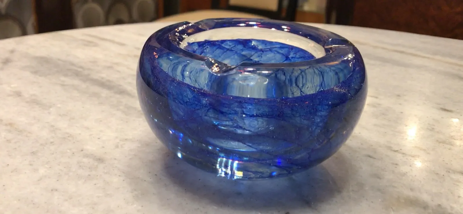 Vetro di Murano blu con forme lisce e brillanti