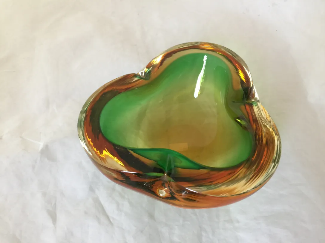 beau cristal de murano avec forme irrégulière, tons verts et ambres