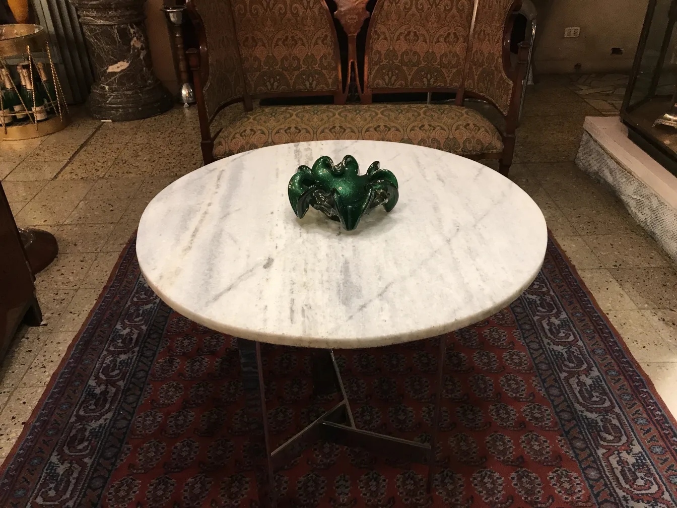 cristal de murano ancien vert décoratif sur une table