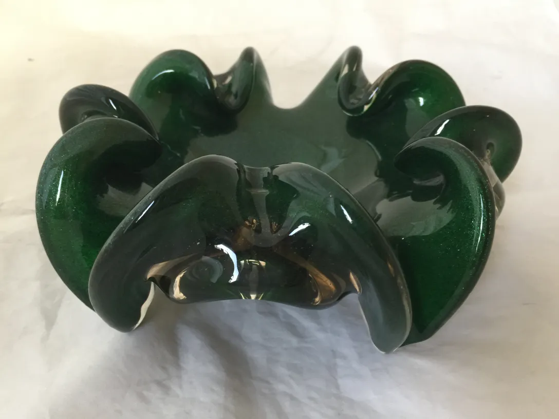 prato de cristal de murano em verde com bordas onduladas