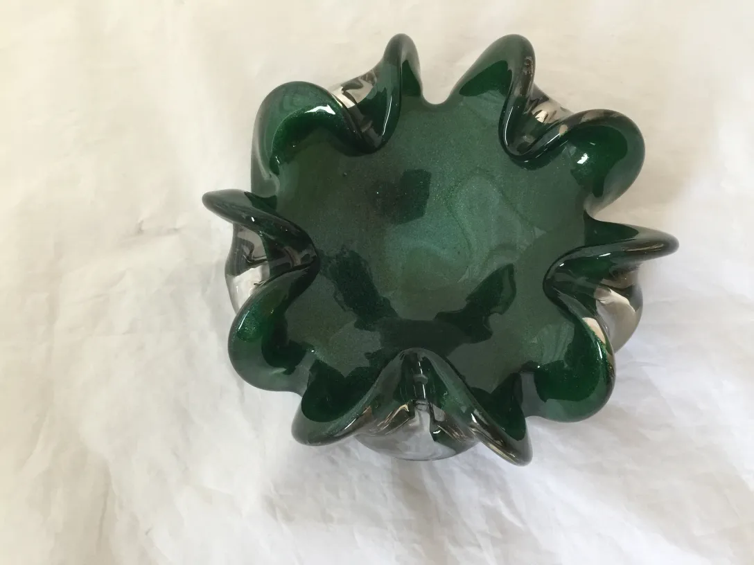 ancien cristal de murano vert avec bord ondulé