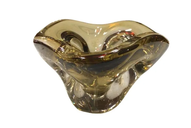 Cristal de Murano ancien avec des formes ondulées et une couleur douce, décoratif, idéal pour l'exposition.