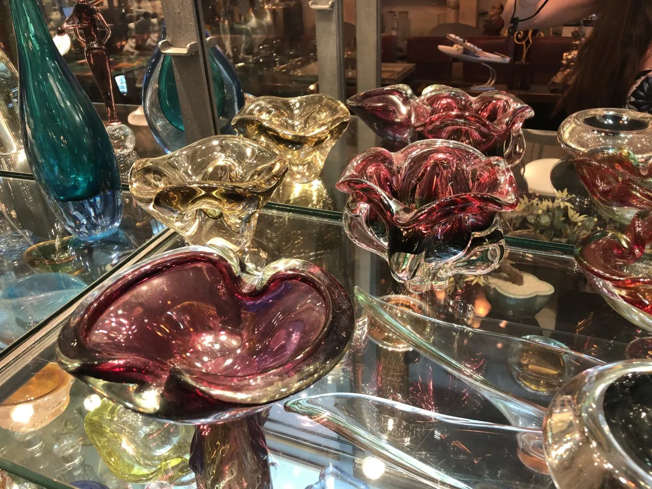 schöne und bunte murano-glaskunstwerke in einem Schaufenster