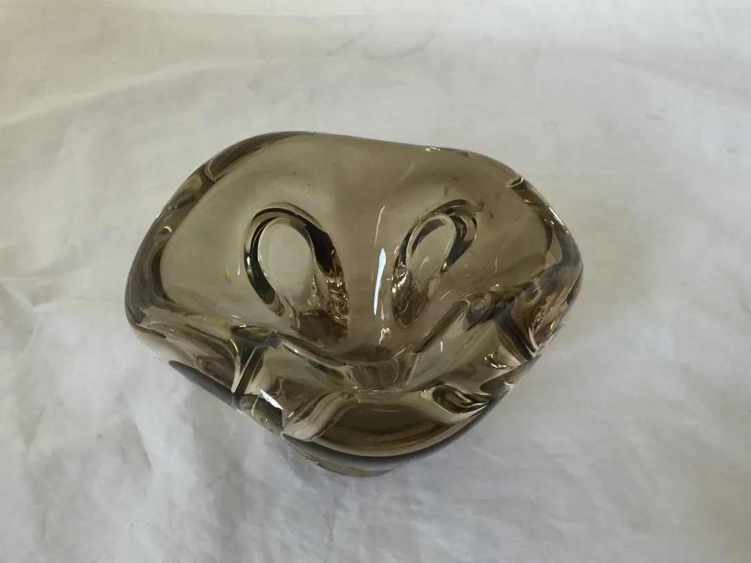 antico vetro di murano con design elegante in fumo