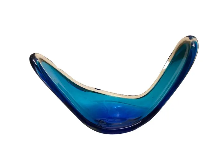 Antico vetro di Murano in forma curvata, blu con bordo chiaro