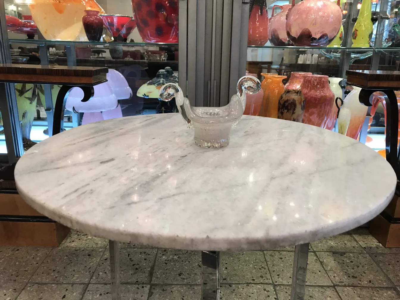 Murano-Glas-Vogelfigur, bunter Hintergrund