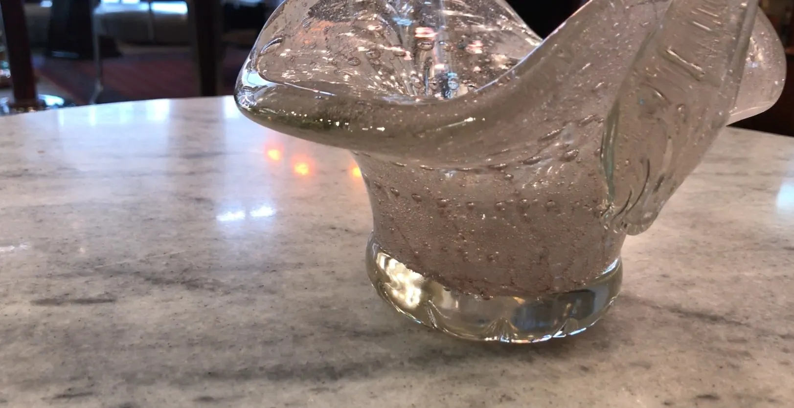 antikes murano-glas stück mit flüssiger form und dekorativen elementen