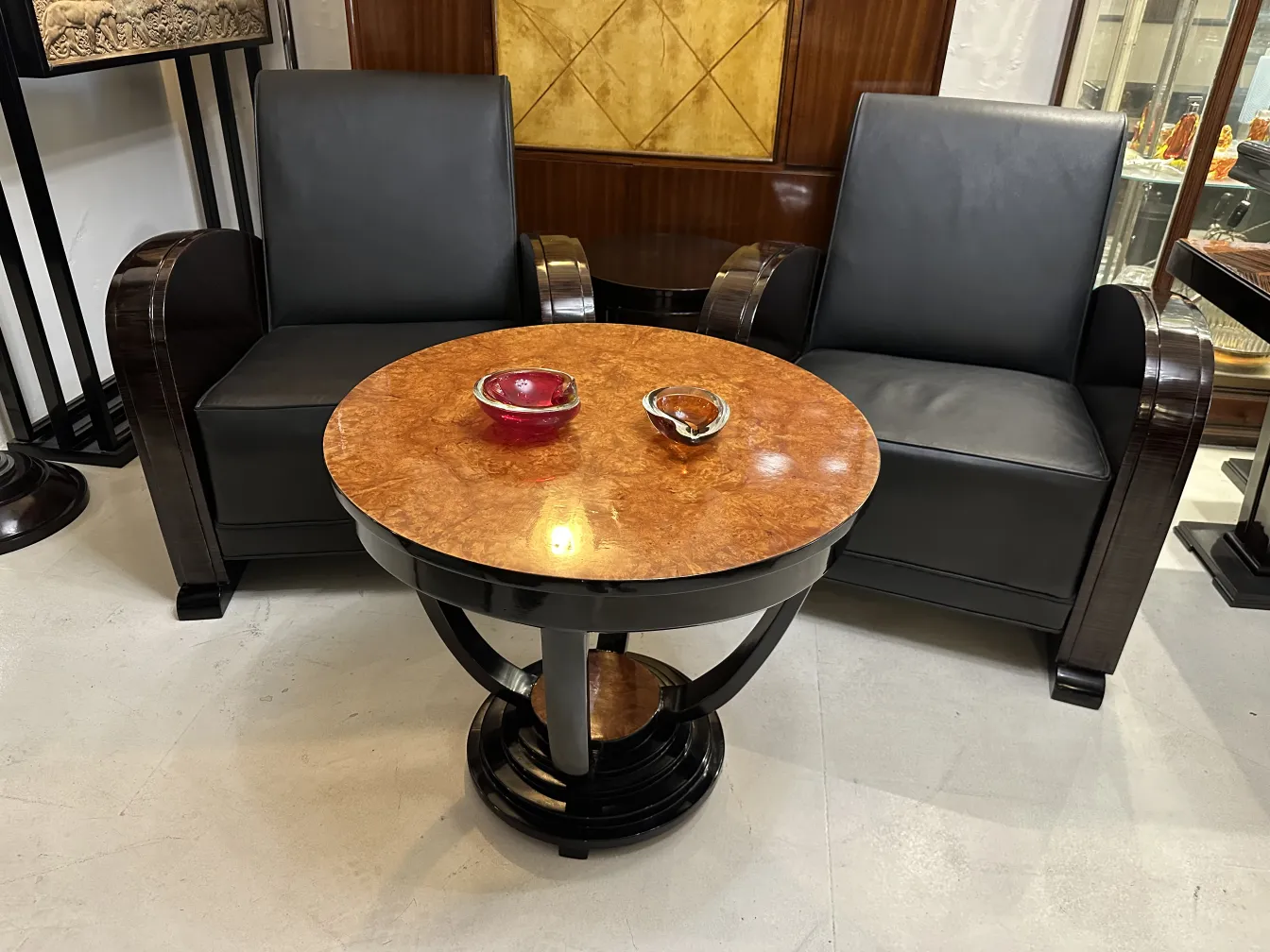 pareja de sillones negros con mesa y cristal de murano